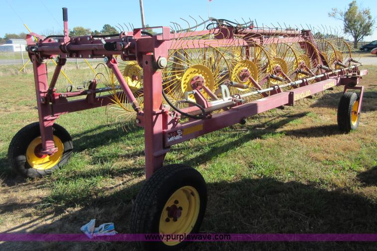 image for item I1917 New Holland HT154 hay rake
