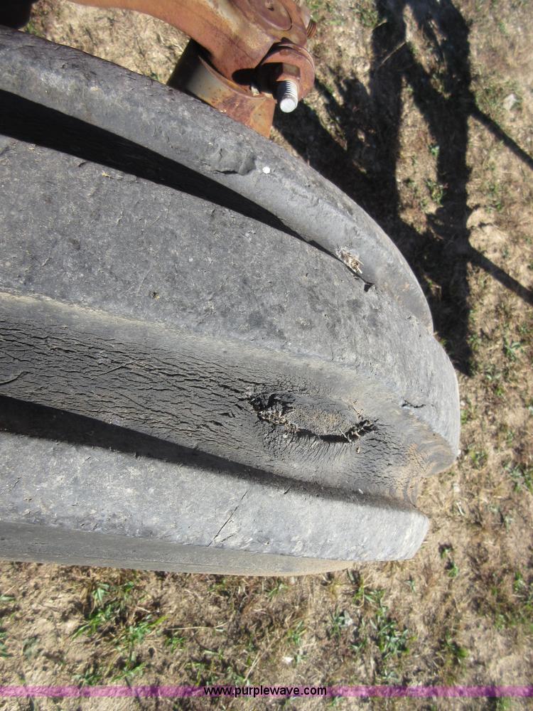 image for item I1918 1974 Massey-Ferguson 1105 tractor