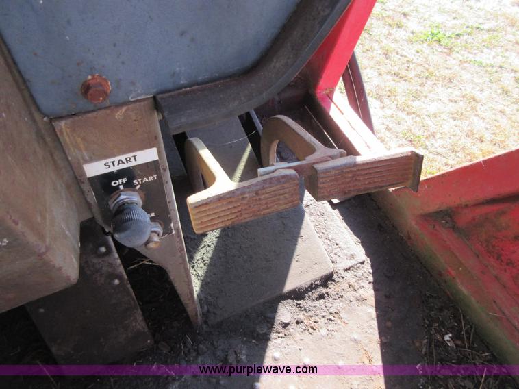 image for item I1918 1974 Massey-Ferguson 1105 tractor