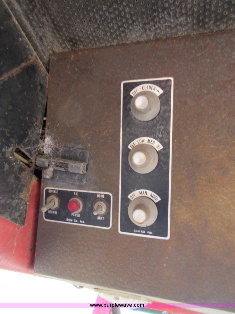 image for item I1918 1974 Massey-Ferguson 1105 tractor