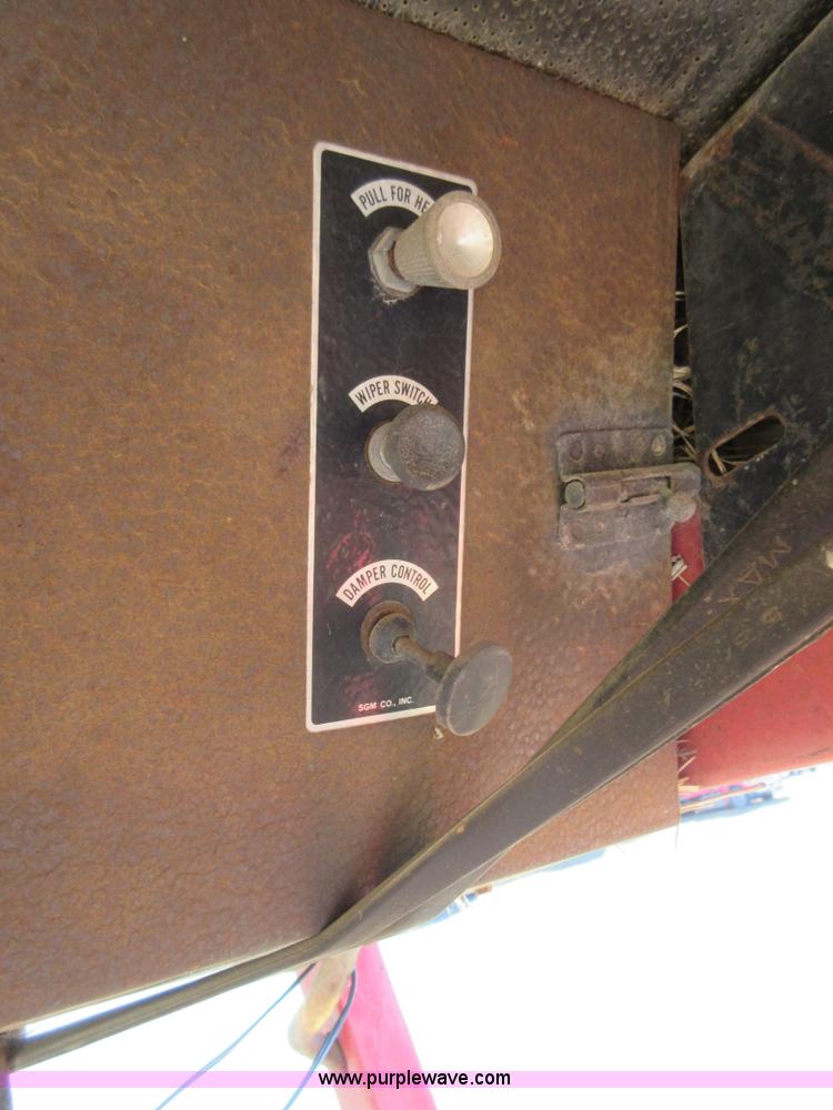 image for item I1918 1974 Massey-Ferguson 1105 tractor