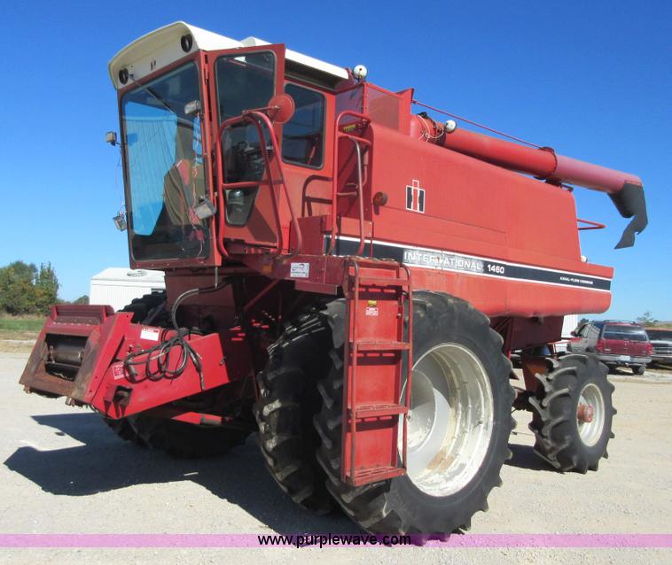 image for item I1920 1982 International 1460 RWA combine
