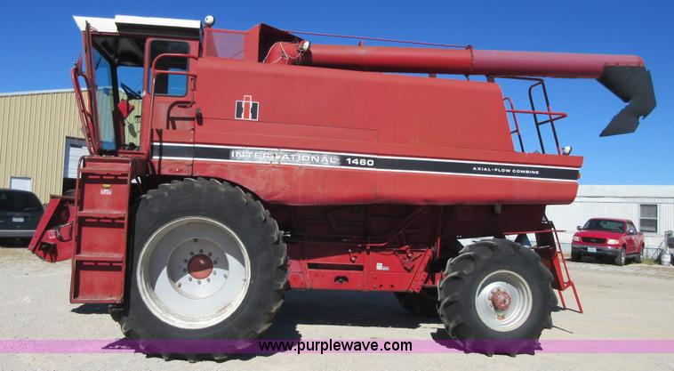 image for item I1920 1982 International 1460 RWA combine