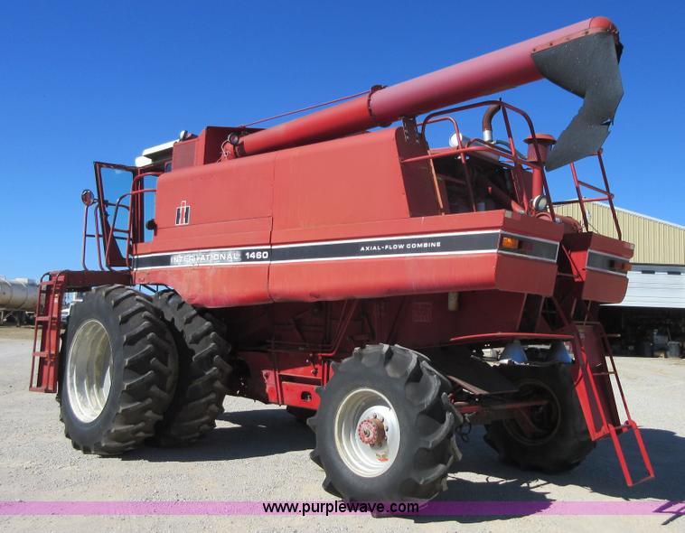 image for item I1920 1982 International 1460 RWA combine