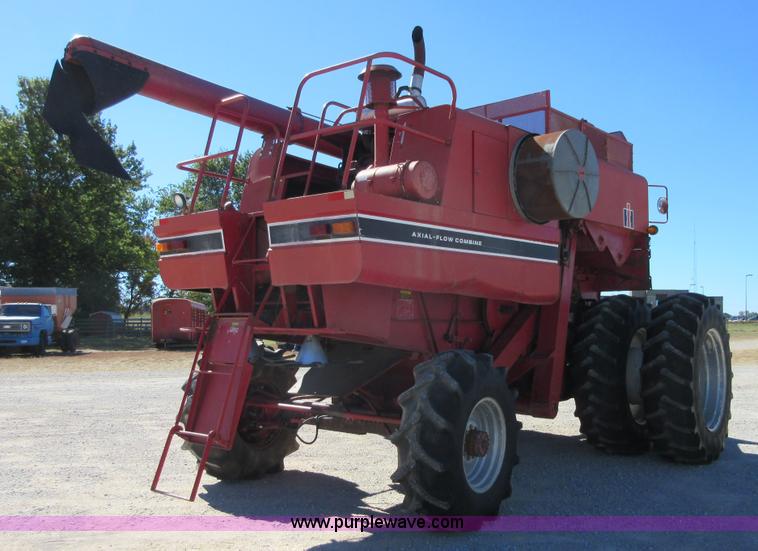 image for item I1920 1982 International 1460 RWA combine