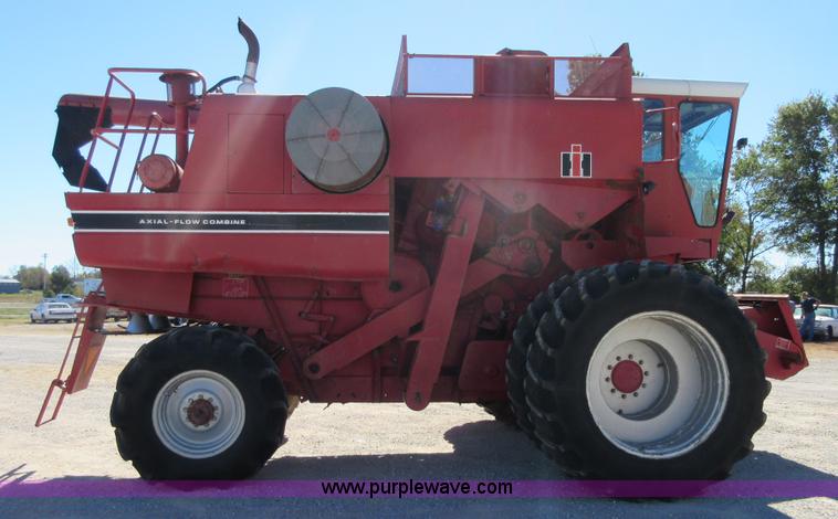 image for item I1920 1982 International 1460 RWA combine