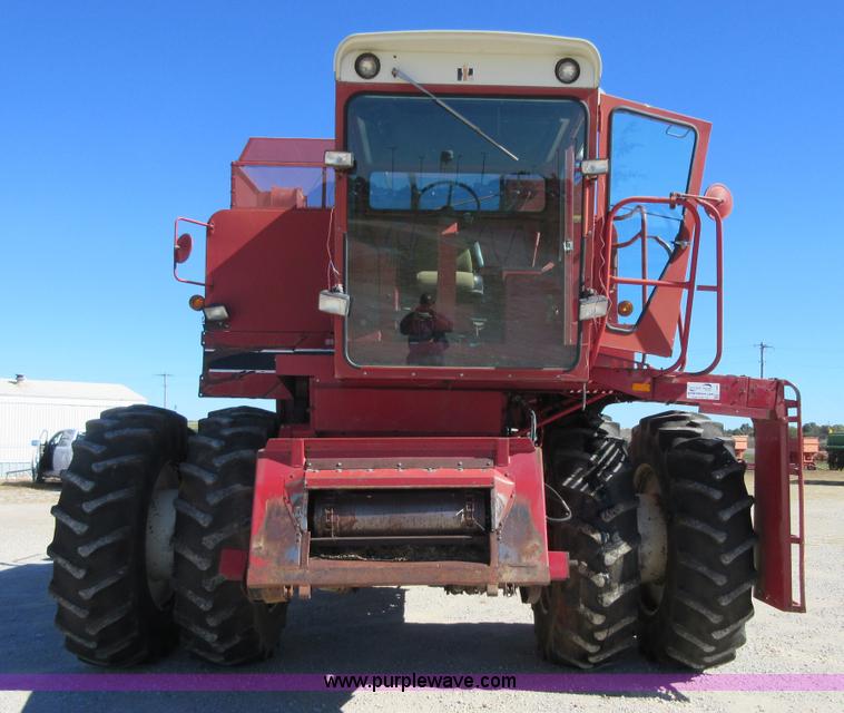 image for item I1920 1982 International 1460 RWA combine