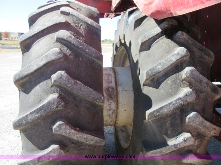 image for item I1920 1982 International 1460 RWA combine