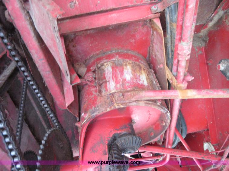 image for item I1920 1982 International 1460 RWA combine