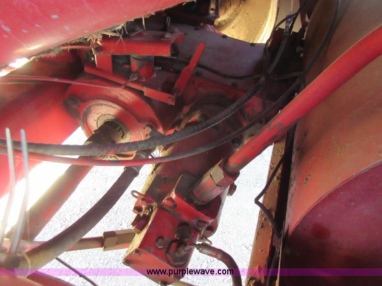 image for item I1920 1982 International 1460 RWA combine