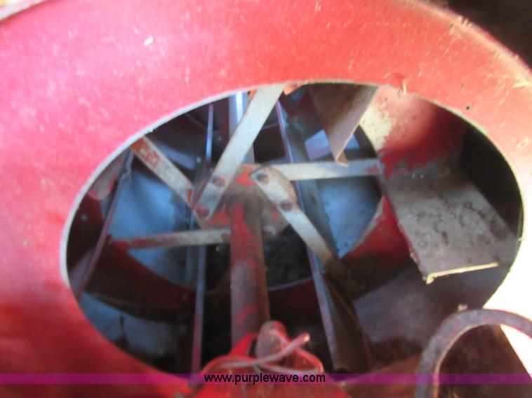 image for item I1920 1982 International 1460 RWA combine