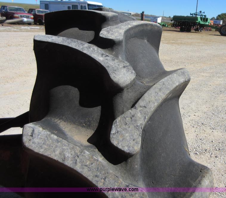 image for item I1920 1982 International 1460 RWA combine