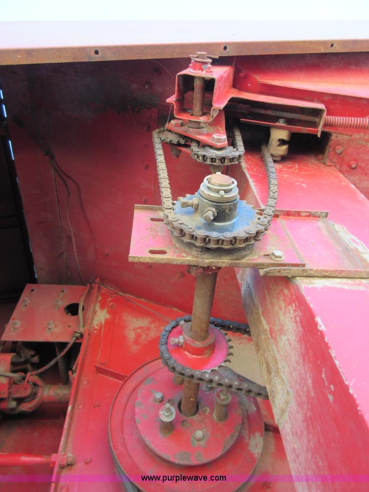 image for item I1920 1982 International 1460 RWA combine