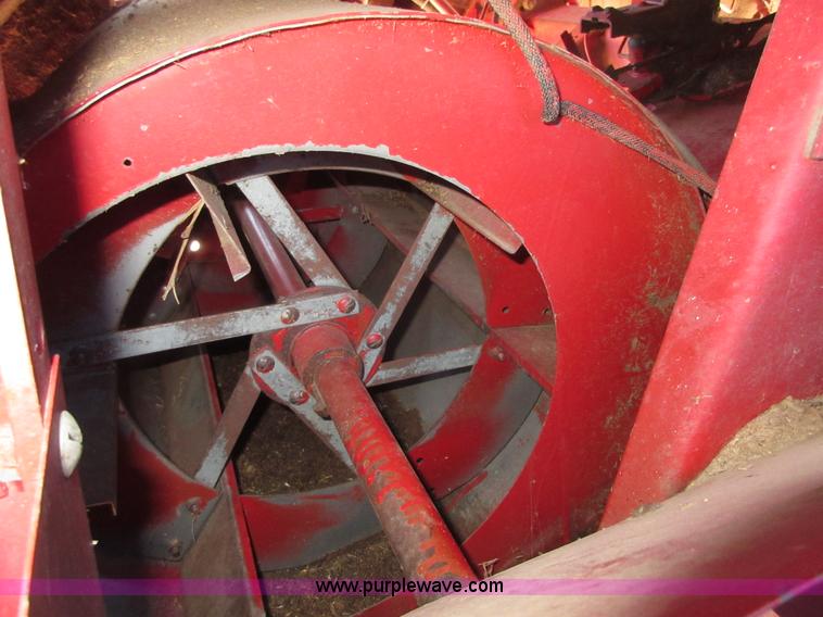 image for item I1920 1982 International 1460 RWA combine