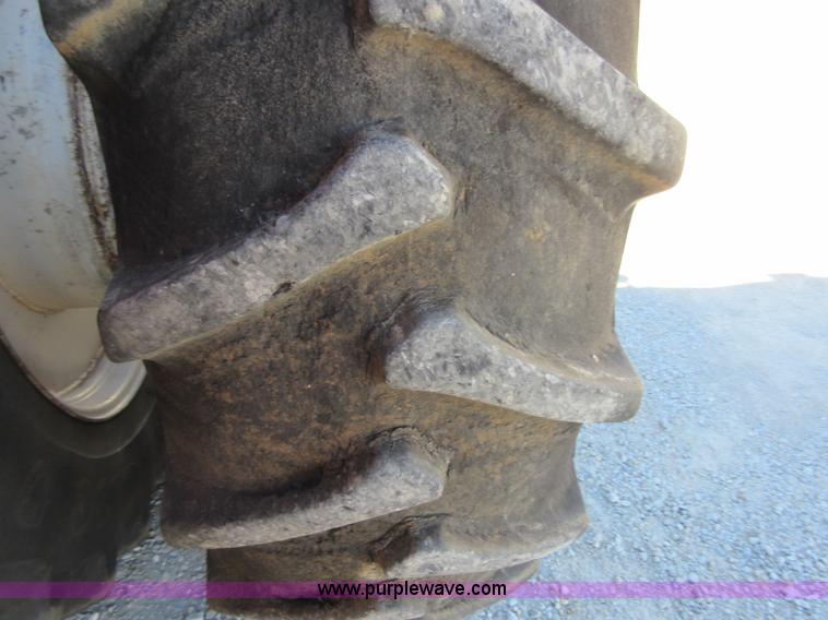 image for item I1920 1982 International 1460 RWA combine