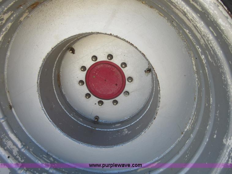 image for item I1920 1982 International 1460 RWA combine