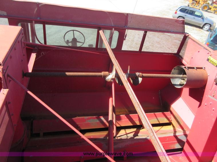 image for item I1920 1982 International 1460 RWA combine