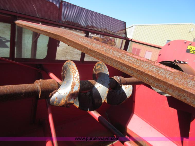 image for item I1920 1982 International 1460 RWA combine