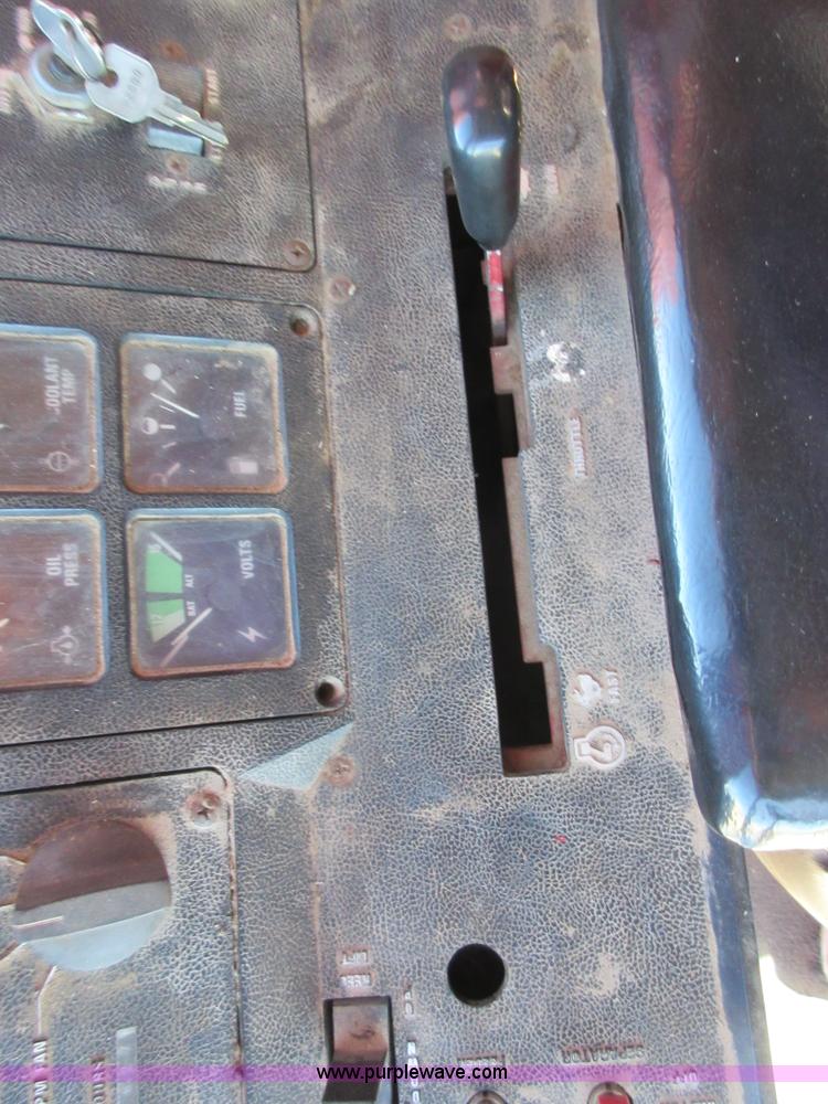 image for item I1920 1982 International 1460 RWA combine