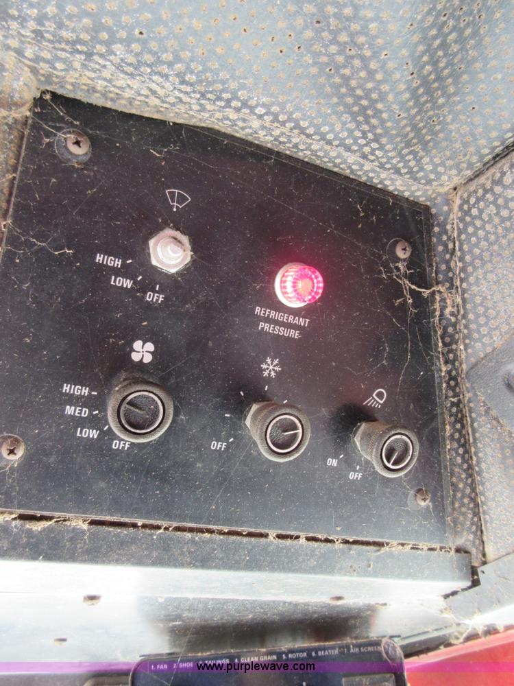 image for item I1920 1982 International 1460 RWA combine