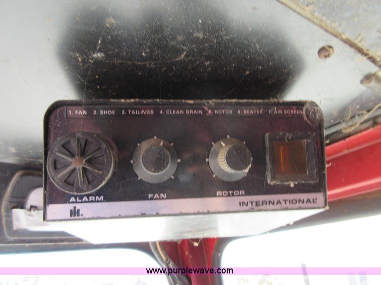 image for item I1920 1982 International 1460 RWA combine