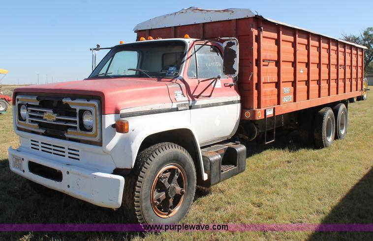 image for item J1418 1977 GMC 6500 grain truck