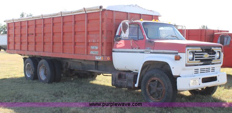 image for item J1418 1977 GMC 6500 grain truck