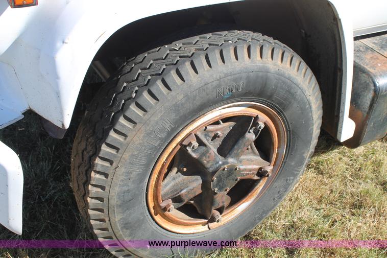 image for item J1418 1977 GMC 6500 grain truck