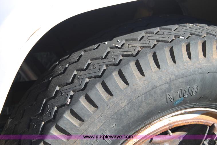 image for item J1418 1977 GMC 6500 grain truck