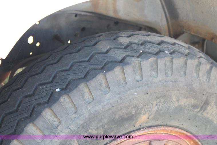 image for item J1418 1977 GMC 6500 grain truck