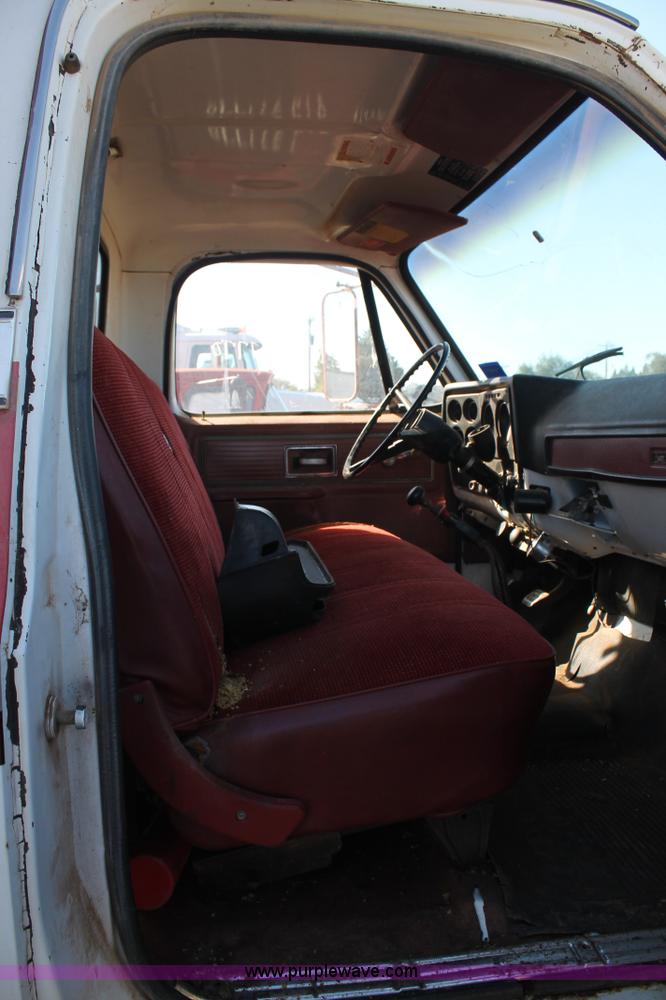 image for item J1418 1977 GMC 6500 grain truck