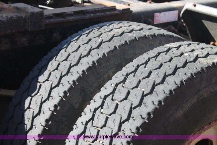 image for item J1420 1987 White semi truck