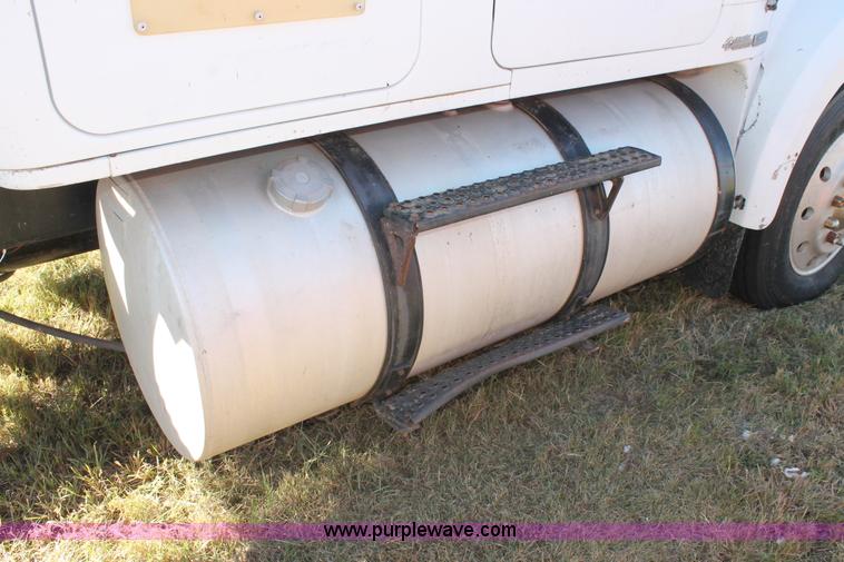 image for item J1420 1987 White semi truck