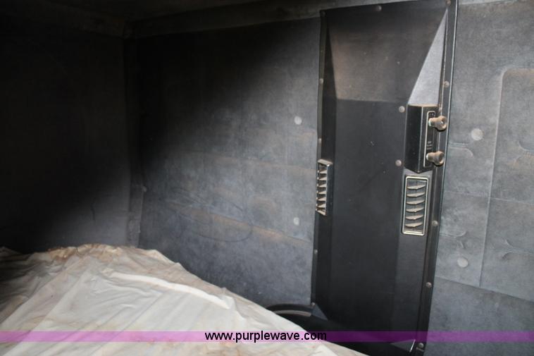 image for item J1420 1987 White semi truck