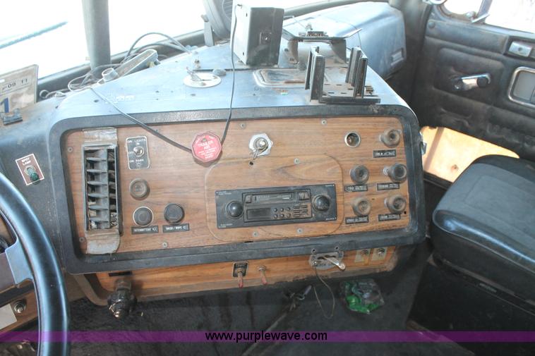 image for item J1420 1987 White semi truck