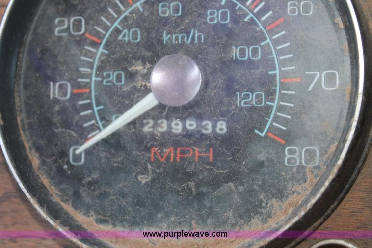 image for item J1420 1987 White semi truck