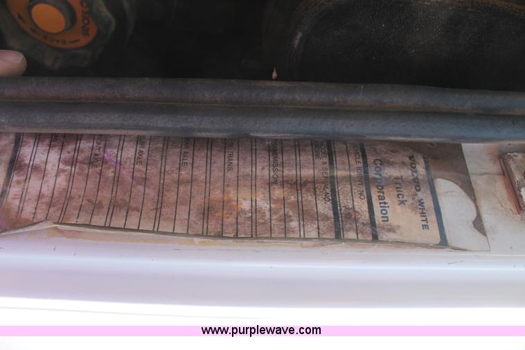 image for item J1420 1987 White semi truck