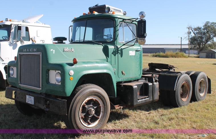 image for item J1421 1972 Mack R685 semi truck
