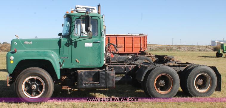 image for item J1421 1972 Mack R685 semi truck