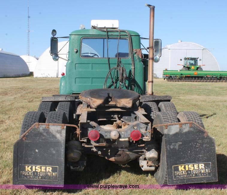 image for item J1421 1972 Mack R685 semi truck