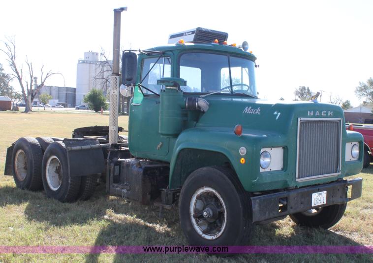 image for item J1421 1972 Mack R685 semi truck