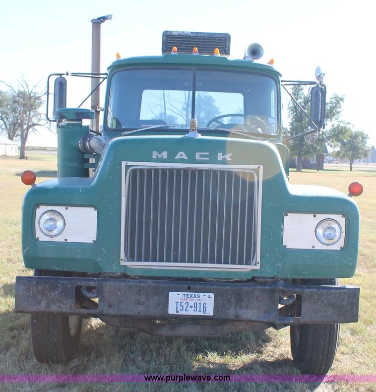 image for item J1421 1972 Mack R685 semi truck