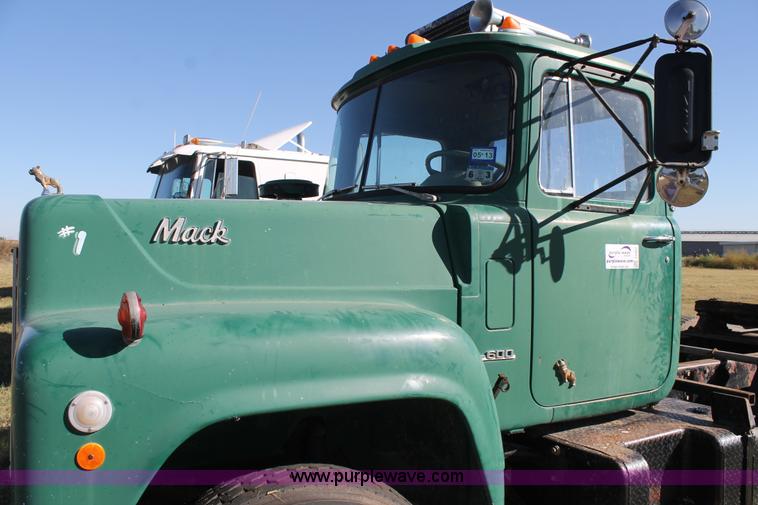image for item J1421 1972 Mack R685 semi truck