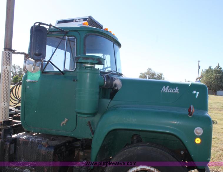 image for item J1421 1972 Mack R685 semi truck