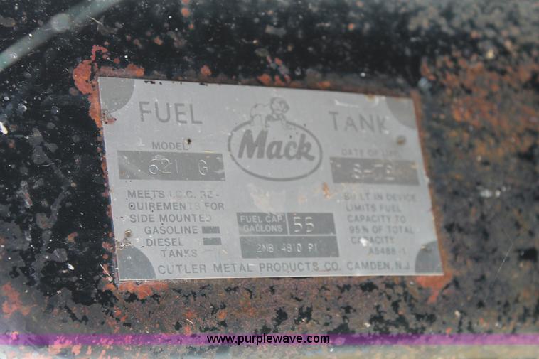 image for item J1421 1972 Mack R685 semi truck