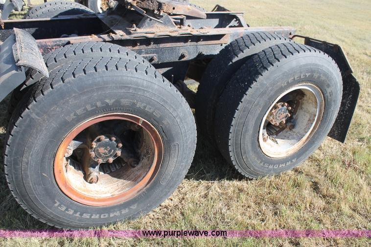 image for item J1421 1972 Mack R685 semi truck