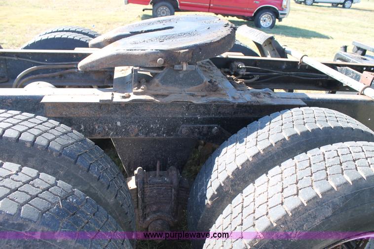 image for item J1421 1972 Mack R685 semi truck