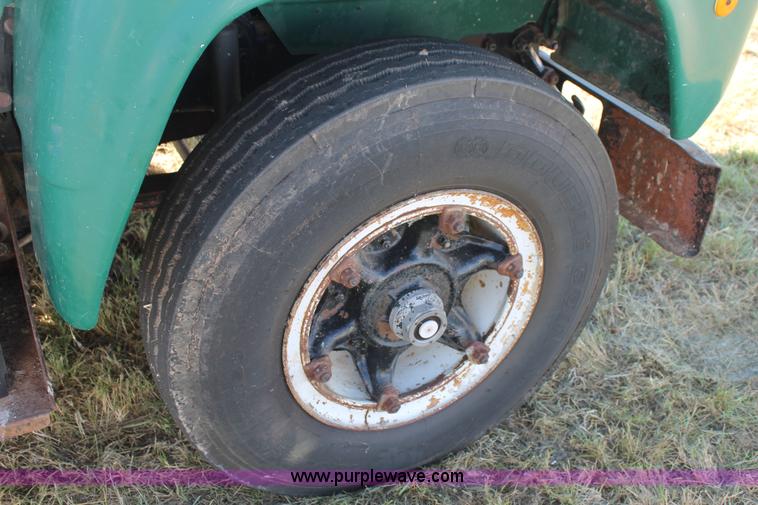 image for item J1421 1972 Mack R685 semi truck