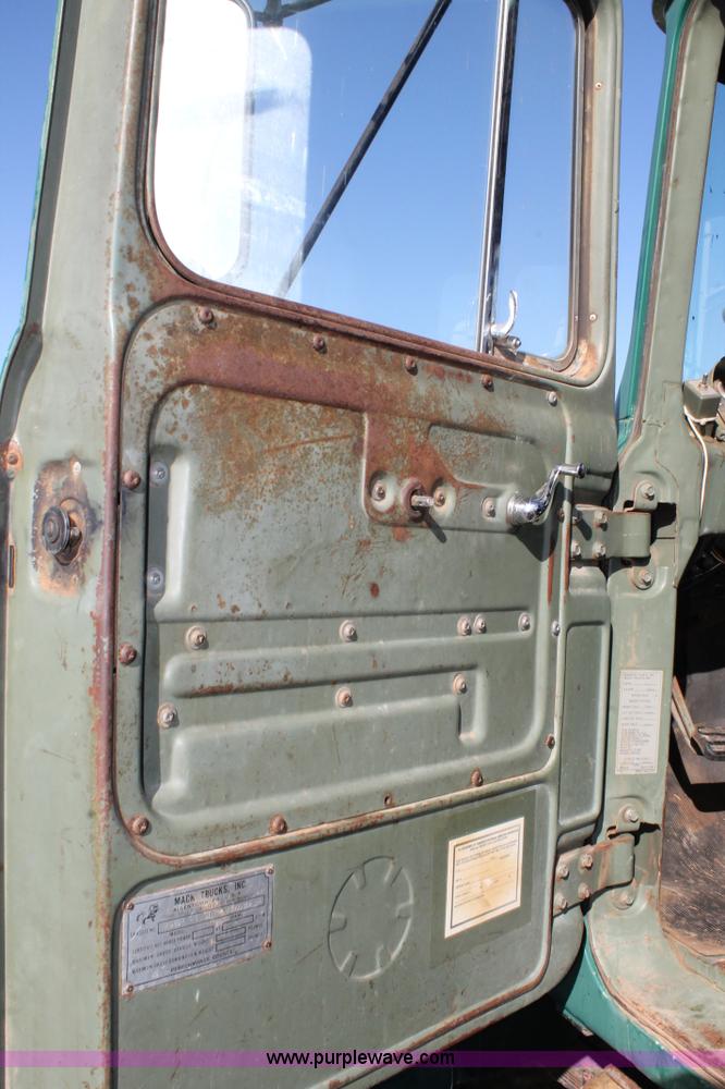 image for item J1421 1972 Mack R685 semi truck