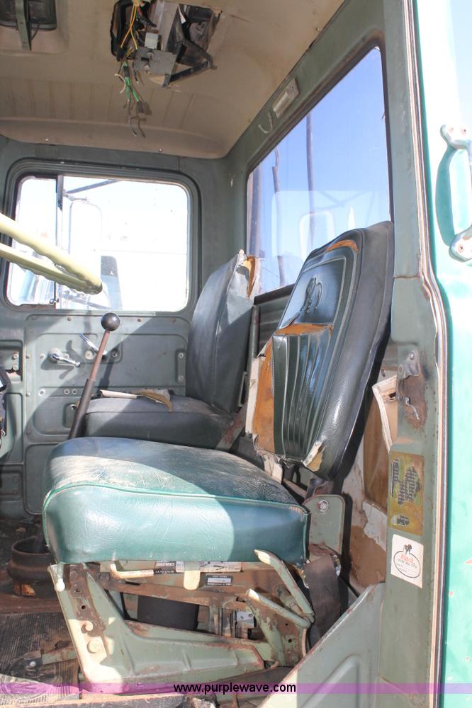 image for item J1421 1972 Mack R685 semi truck